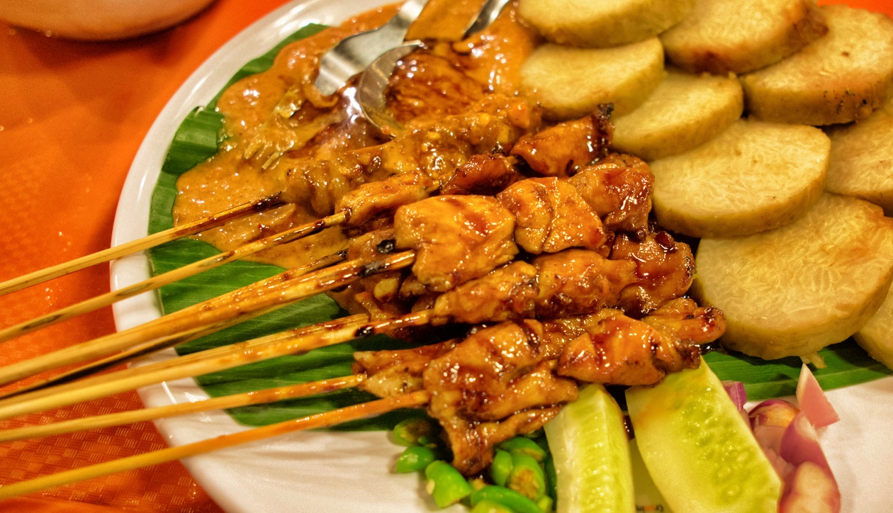 Sate Ayam Uwan: Rasa yang Menggigit Jiwa di Jantung Cilacap